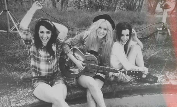 CFOAlbaRJaen's tweet photo. #4YearsOfSwtC 💗💙💛 https://t.co/kGouKT7P03