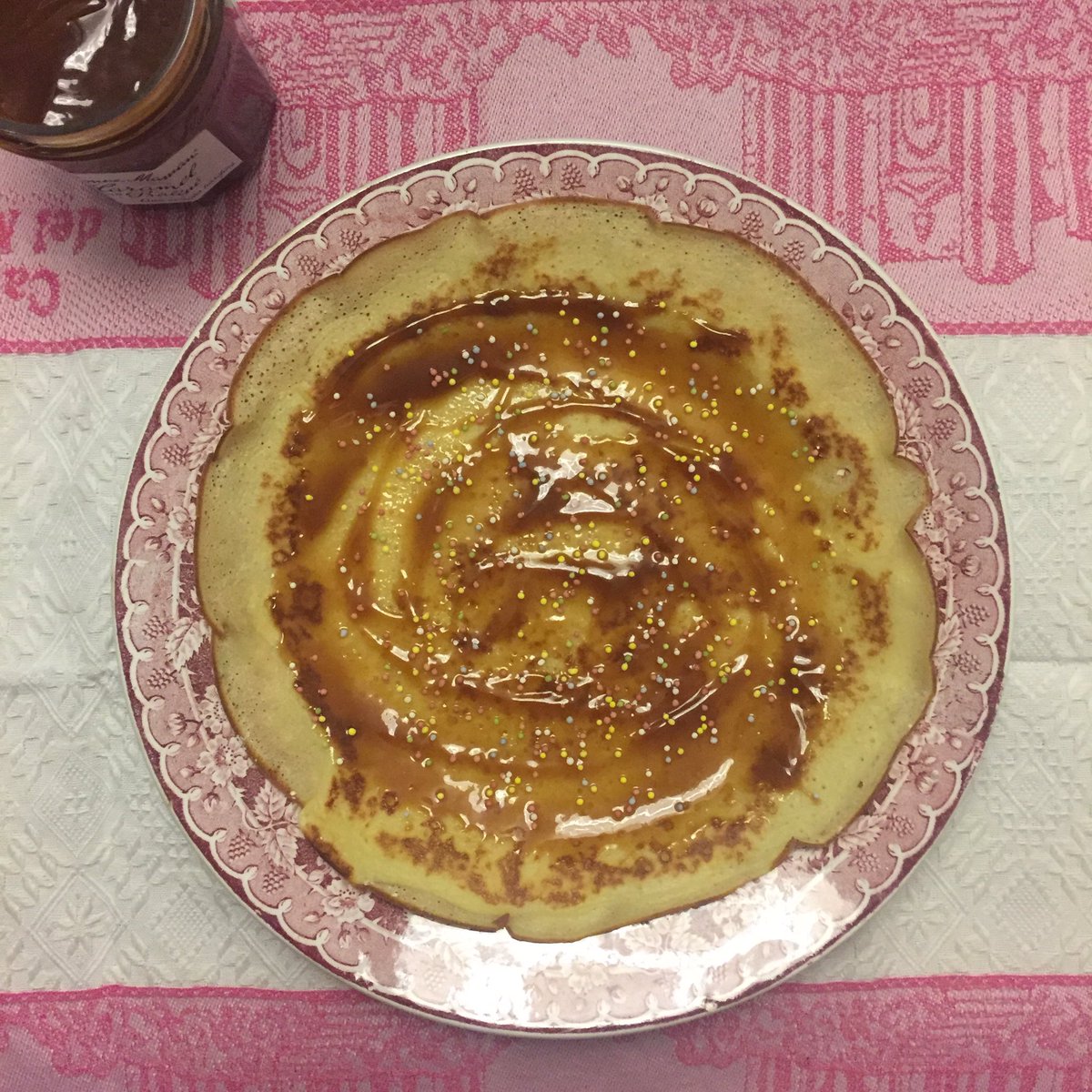 LeBlogdeLili's tweet photo. Ce soir, nous fêtons la #Chandeleur en avance 😉 Je découvre le caramel au praliné de #BonneMaman 😋 https://t.co/Jc4cEvFGtM