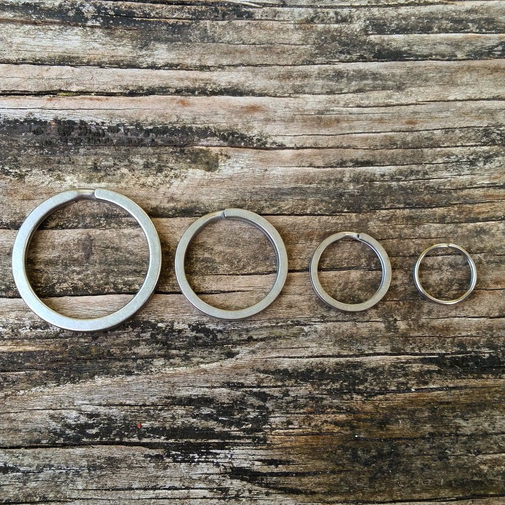 TiSurvival's tweet photo. Size comparison of the titanium split rings (32mm, 25mm, 19mm and 14mm) #TiSurvival #Titanium #SplitRings #Keys #EDC https://t.co/3ypknhcNhP