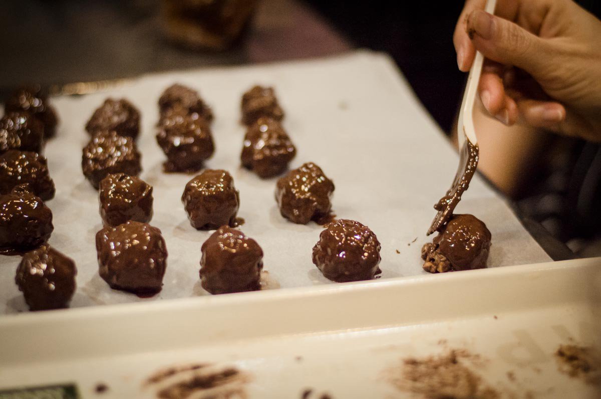 CookingLabUK's tweet photo. love #chocolates?love #bubbles?Come to our 2h Chocolates &amp; Bubbles workshop &amp; learn how to make pralines &amp; bonbons https://t.co/90HEyoYoTe https://t.co/FXNK8DUeEj