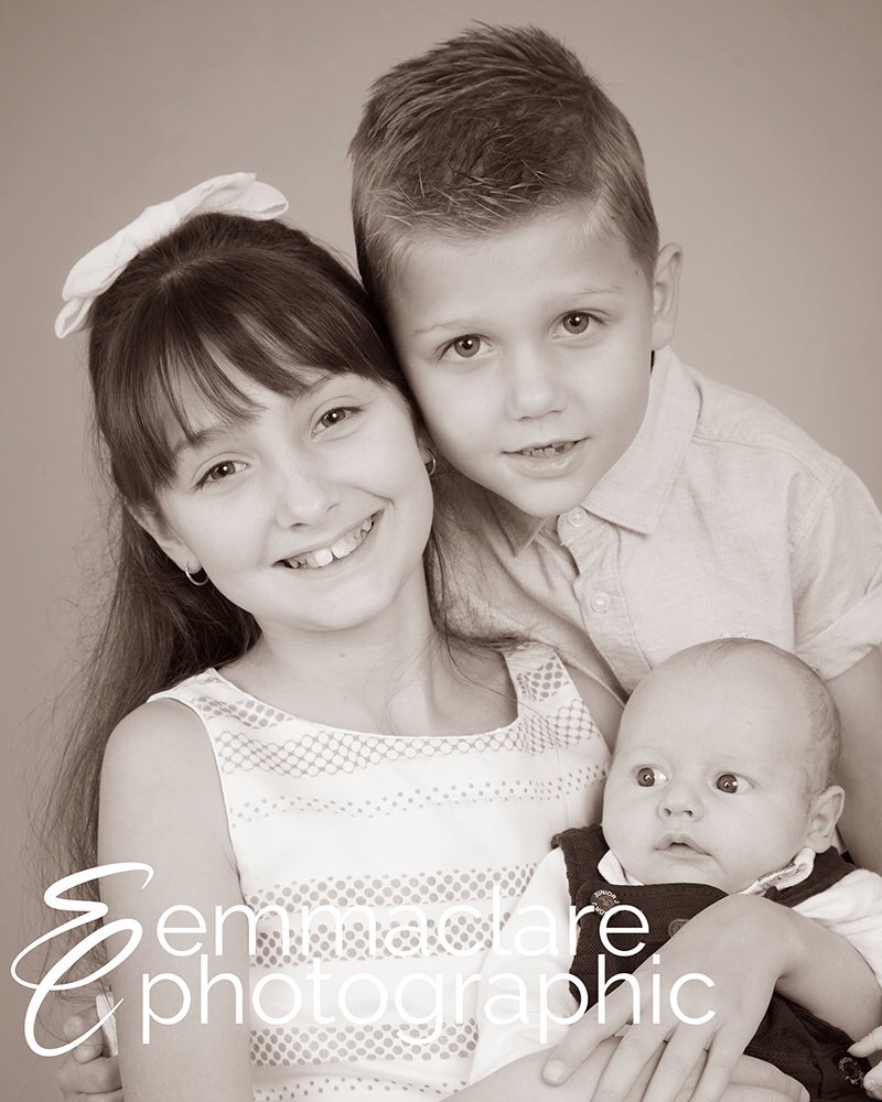 EmmaClarePhoto's tweet image. Sibling love! Newborn sessions available now! #lincolnnewbornphotographer #lovesepia #followme