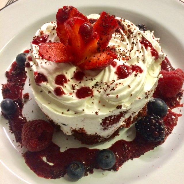 artstablesm's tweet photo. Be sure to stop into Art's and try our #RedVelvetCake, available on special thru Thursday. Happy Monday! #AlwaysGoodAnytime #SantaMonica https://t.co/P6f8k6L0EF
