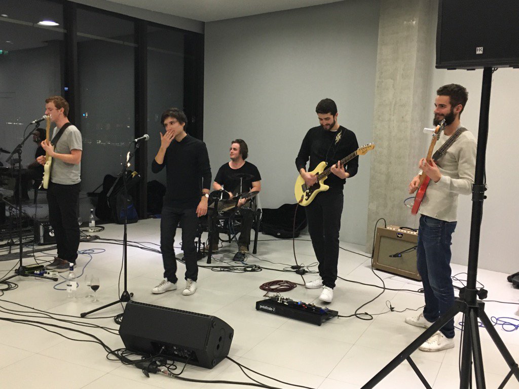 Le BDA de @kedgebsBDX met l'ambiance à la soirée des collaborateurs ! Top ! #rock <a href="/Celine_Salle/">Céline SALLE</a> <a href="/FroehlicherT/">Thomas Froehlicher</a>