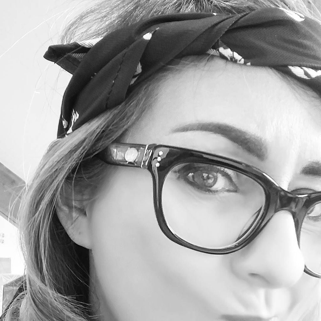 Louise0Connor's tweet image. Trying out my #SeaOfThieves bandana.  #gamedev #girlgamedev #freebies #perksofthejob ift.tt/2koVMoe