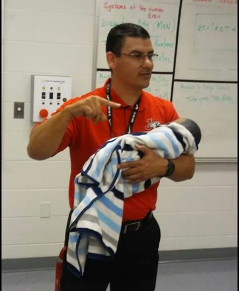 AlanIsa17's tweet photo. 100 RT and coach will give the whole class a 100.
P.s if yall need a babysitter call my teacher up 😂
#HelpAClassOut @kimmunoz07 https://t.co/2HJBTsY9RJ
