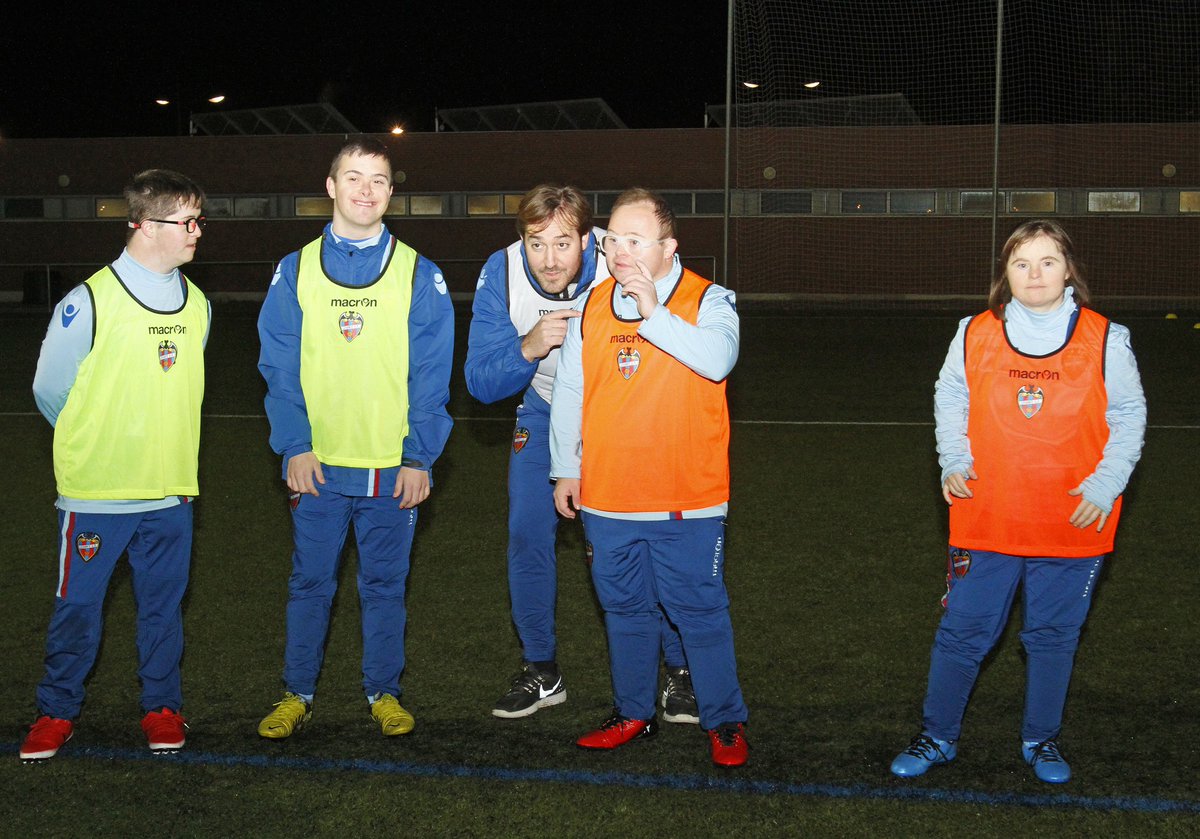 LUDfundacion's tweet photo. Ha sido todo un placer contar con @AndujarPablo y Javier Martínez en nuestro entrenamiento de #LevanteUDEDI. Gracias por la visita!!!! https://t.co/Mtd2AiGFOt