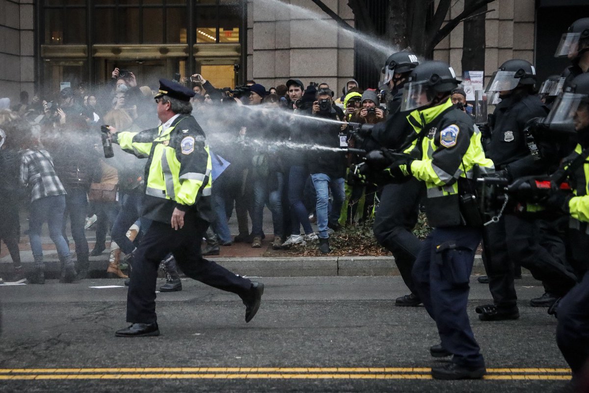 Federal prosecutors slap felony charges on more than 200 inauguration protesters thkpr.gs/92e3154a8fd1