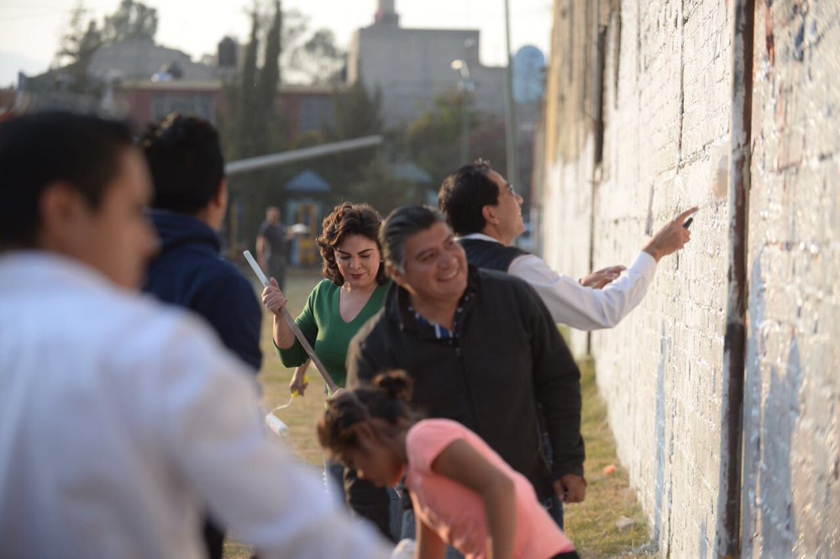 IvonneOP's tweet photo. Hasta aprovechamos para recuperar una cancha que será utilizada por muchas personas de la colonia. #HazloPorMéxico https://t.co/pRgQT2QPxh