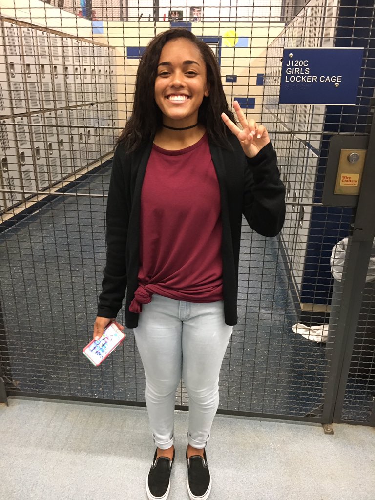 ColbiLooks's tweet image. Throw me off a bus, this simple elegant look is gorgeous!