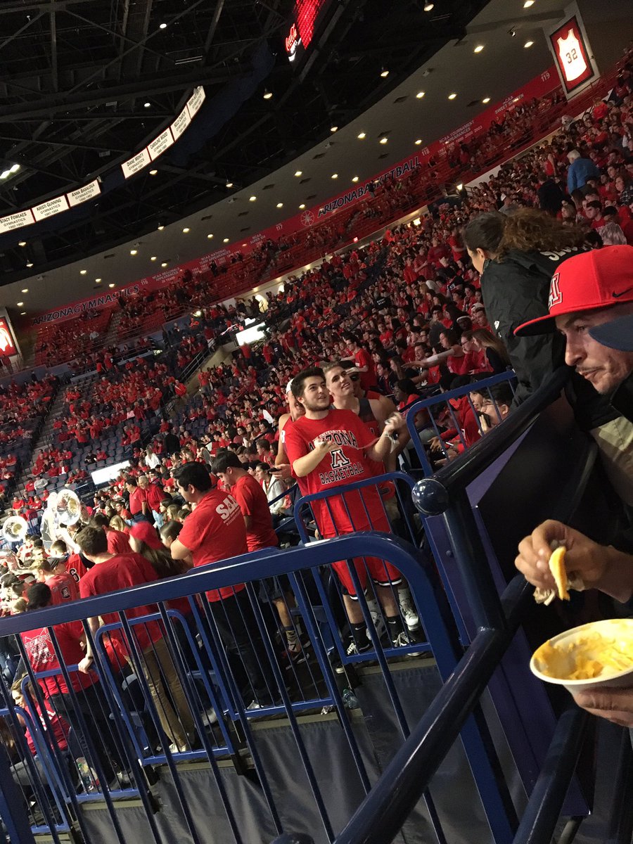 RhodesAz's tweet photo. @zonazoo member negotiations with security on what they can call Bobby Hurley when he comes out of the tunnel. #BearDown #CatCreativity https://t.co/khx979zmdr