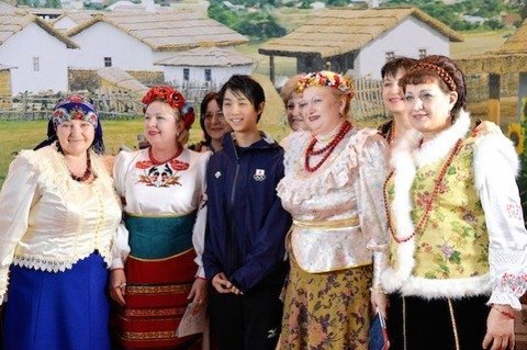 フィギュアスケートまとめ零 Na Twitteru ロシア熟女に囲まれて緊張している羽生結弦選手が可愛い T Co Ujse5lguh2 フィギュアスケートまとめ零 Na Twitteru ロシア熟女に囲まれて緊張している羽生結弦選手が可愛い T Co Ujse5lguh2