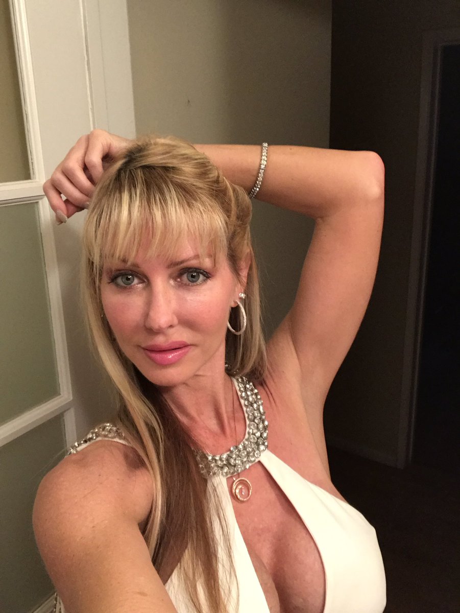 RealTyloDuran's tweet photo. Looking forward to @XBIZ. See you soon @RealRonJeremy and @SavannahJaneXXX.💋❌💋❌ #LA 🌴 #XBIZ 🎉#Awards 🏆#Hot 🔥#XXXStars ⭐️️⭐️️ #RedCarpet 💋 https://t.co/25UmJtbps1