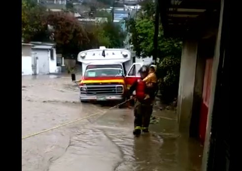 7 pasajeros de una “calafia” varada en una corriente de agua fueron rescatadas por personal de la DIRECCIÓN DE BOMBEROS DE TIJUANA