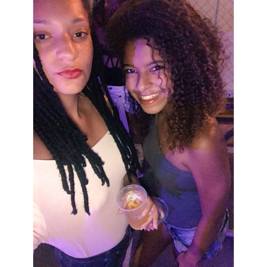 ItsBielly02's tweet photo. #Pagode #AmoPorqueAmo! 🍻❤💋💅 https://t.co/HQ9I4Yytgd