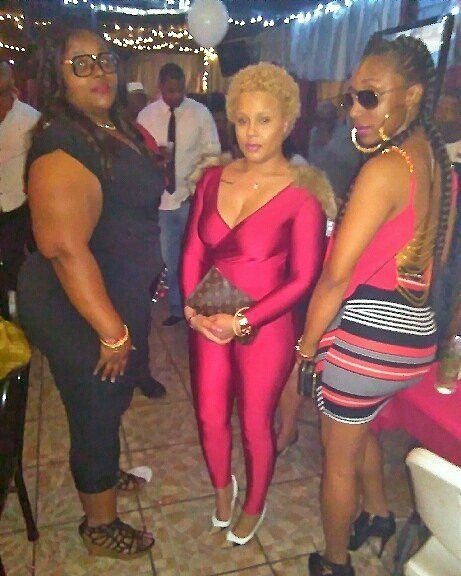 AnnettaTyler3's tweet photo. #TB!!😏
#MyLilSisters!!🍨🍦😻
#SameMother!!😁✌
#NotTwinSisters!!😌
#RealSisters!!💁 https://t.co/UNgUnDGMo9
