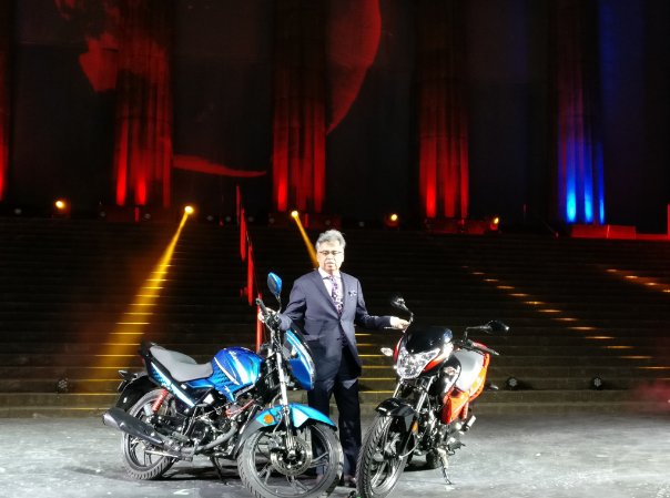 HeroMotoCorp's tweet photo. Mr. Pawan Munjal, Chairman, Managing Director &amp; CEO, Hero MotoCorp with new Hero #Glamour https://t.co/kNxwIRRZN7