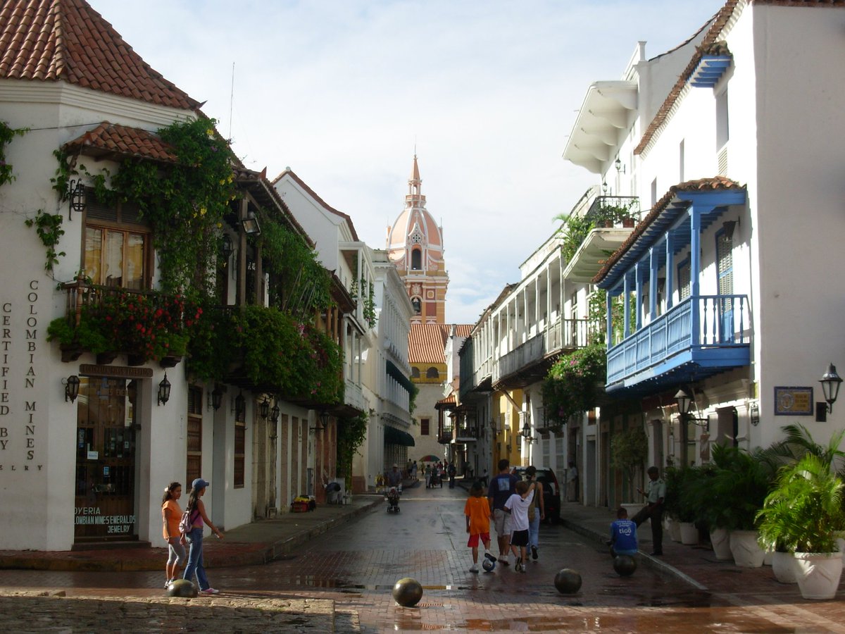 GreatPictures's tweet photo. Really beautiful old streets of Cartagena City, Colombia. https://t.co/KiixyYieHG