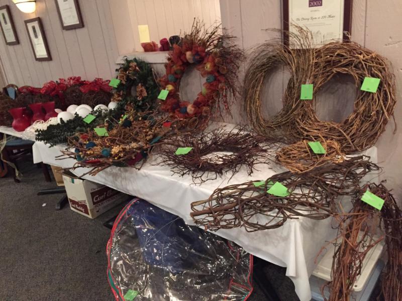 ChefWave's tweet image. January 14th sale : wreaths, decorations and fixtures for displays at 209 Main. conta.cc/2ilxaXX