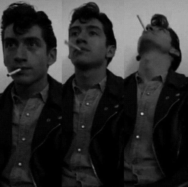 _itwassecret_'s tweet photo. I love when he smoke 🚬🚬 
#alexturner https://t.co/HgzGEbAyO0