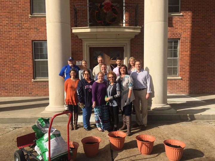 coachray13's tweet image. Keep Desoto Beautiful planted daffodil bulbs in community beautification project sponsored by @KeepMSBeautiful @WaggonerEng @DeSotoCountyMS