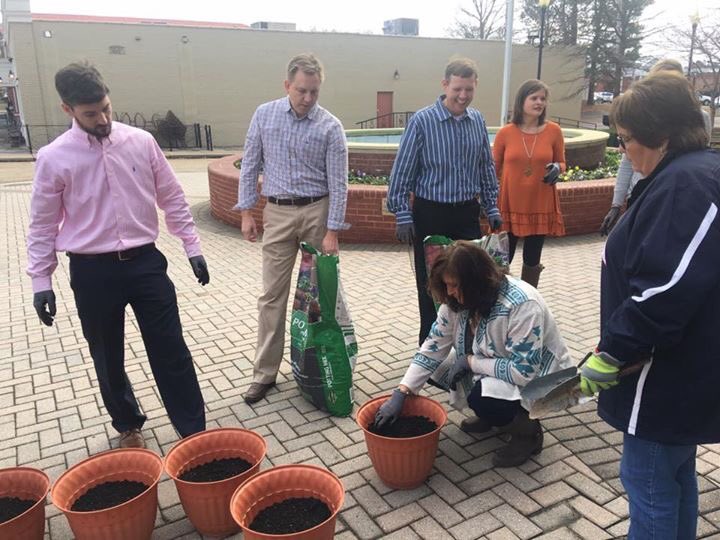 coachray13's tweet image. Keep Desoto Beautiful planted daffodil bulbs in community beautification project sponsored by @KeepMSBeautiful @WaggonerEng @DeSotoCountyMS