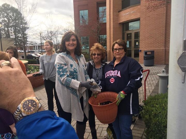 coachray13's tweet image. Keep Desoto Beautiful planted daffodil bulbs in community beautification project sponsored by @KeepMSBeautiful @WaggonerEng @DeSotoCountyMS