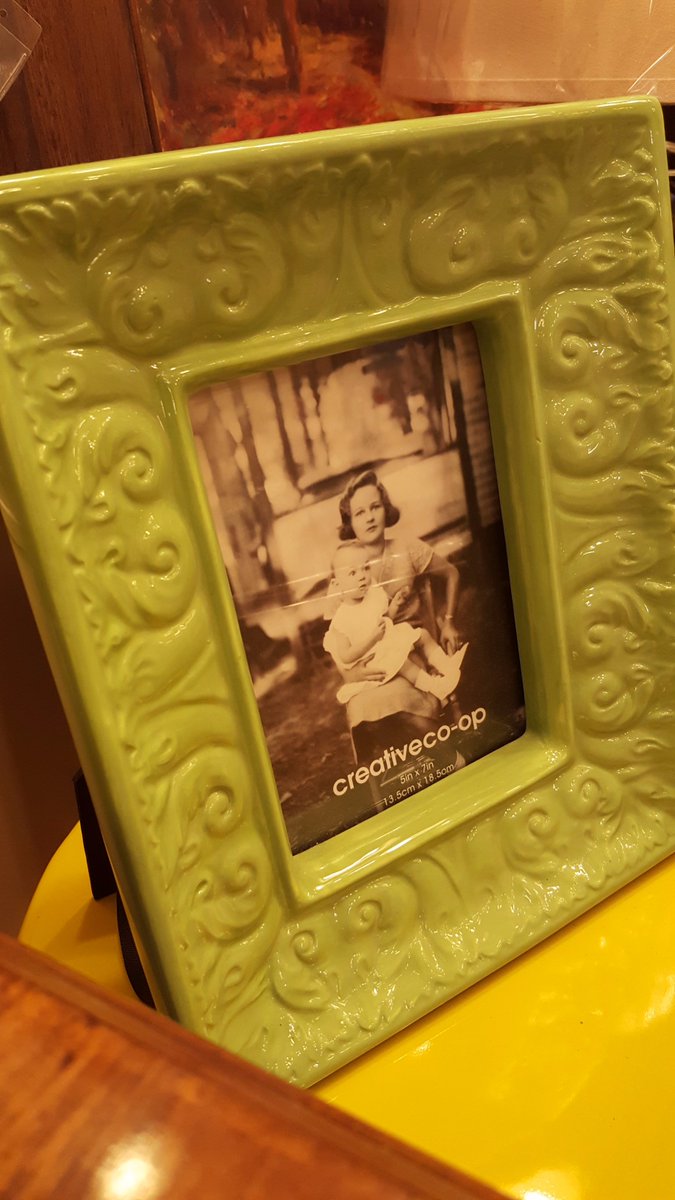 lightng_concept's tweet photo. @pantone color of the year greenery looks great in home decor pieces.  #styleconcepts #coloroftheyear https://t.co/MhDnmXp6P6