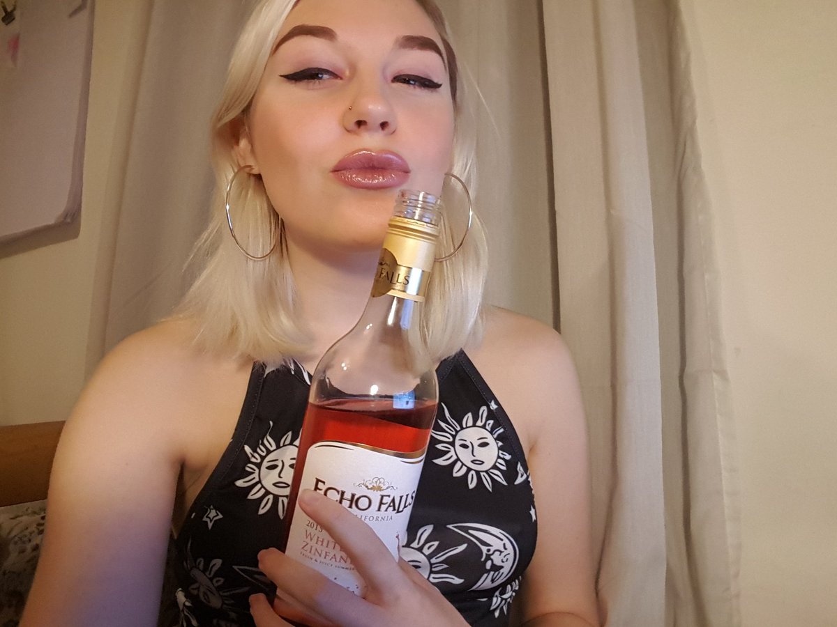 harbz____'s tweet photo. Finished my dissertation got my overdrawn lips on and pouting like a fish I LOVE MYSELF ✨ https://t.co/a0sP7HarKX