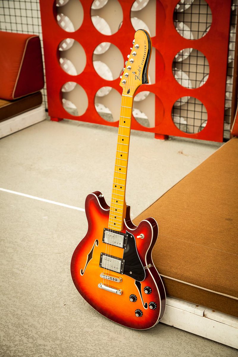 Fender's tweet photo. Where's the drool button?
#Starcaster #musthave https://t.co/QxsMv2tsUY