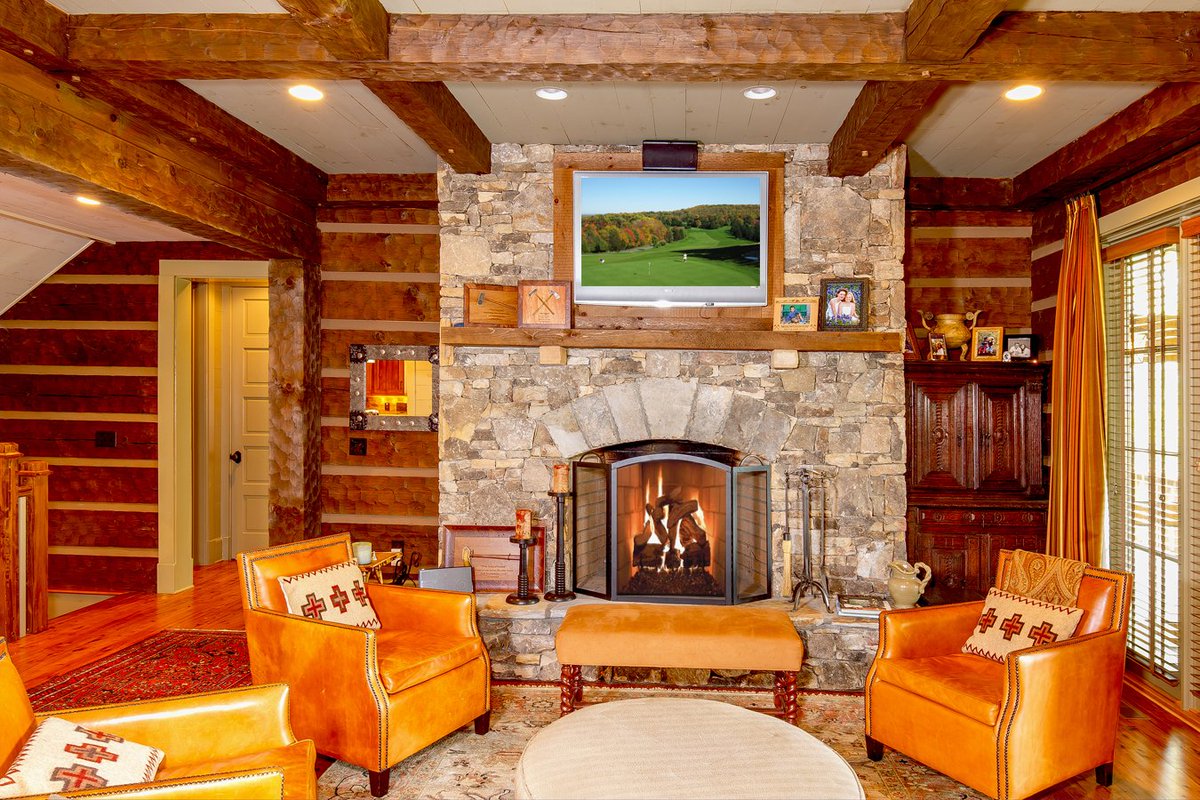 MountaintopClub's tweet photo. Coziness inside a cabin for sale!  https://t.co/vigzzBj4J2 https://t.co/04AolU0Etq
