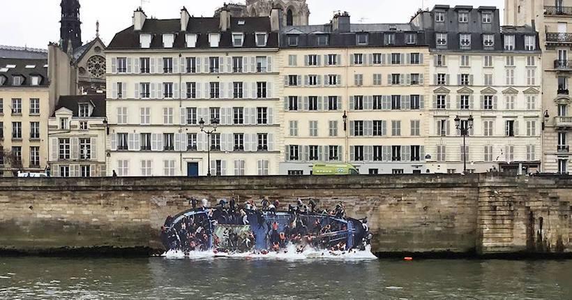 KonbiniFr's tweet photo. Sur la Seine, une installation géante pour alerter sur les naufrages de réfugiés en Méditerranée https://t.co/CNsJb8c8Xh https://t.co/fJplDqzBIn