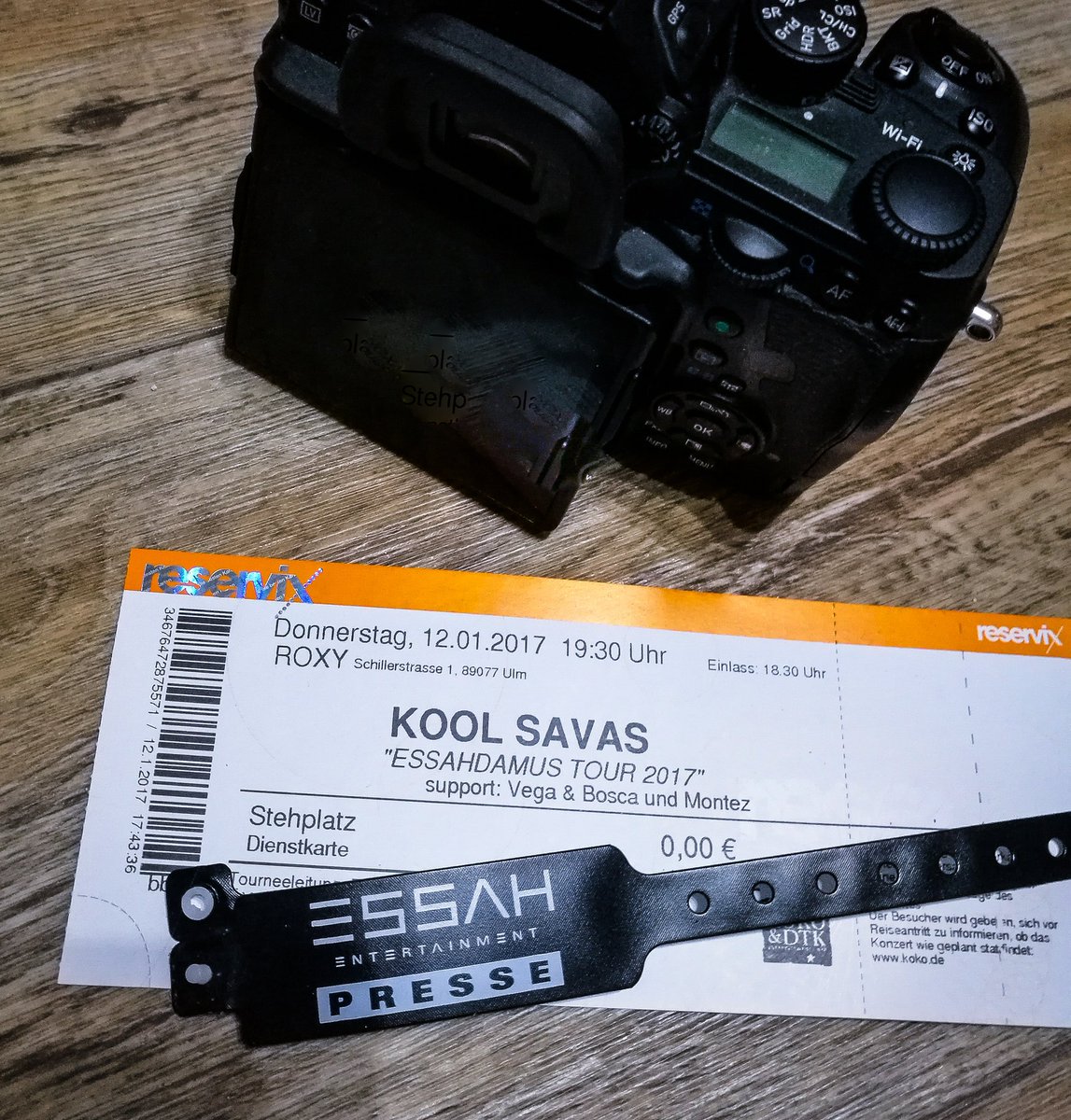 Lightspruch's tweet photo. #Oldscool #Baby 😄 @koolsavas im #Roxyulm 😀 Manchmal liebe ich meinen #Job 👍 #Konzertfotografie #PENTAX @PENTAXIAN https://t.co/MAlPeKe9S7