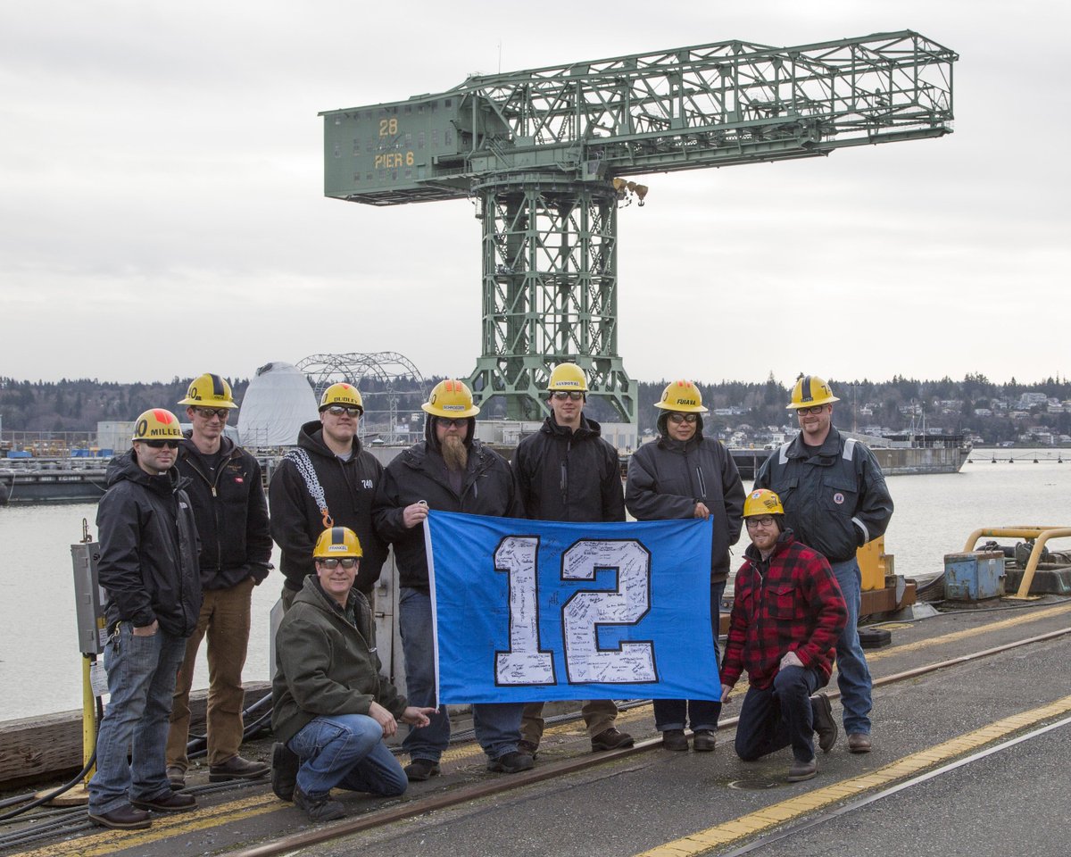 PSNSandIMF's tweet image. @PSNSandIMF workers pause for a pic with @Seahawks' 12th Man flag in front of our Hammerhead Crane. Learn more at facebook.com/PSNSandIMFonth….