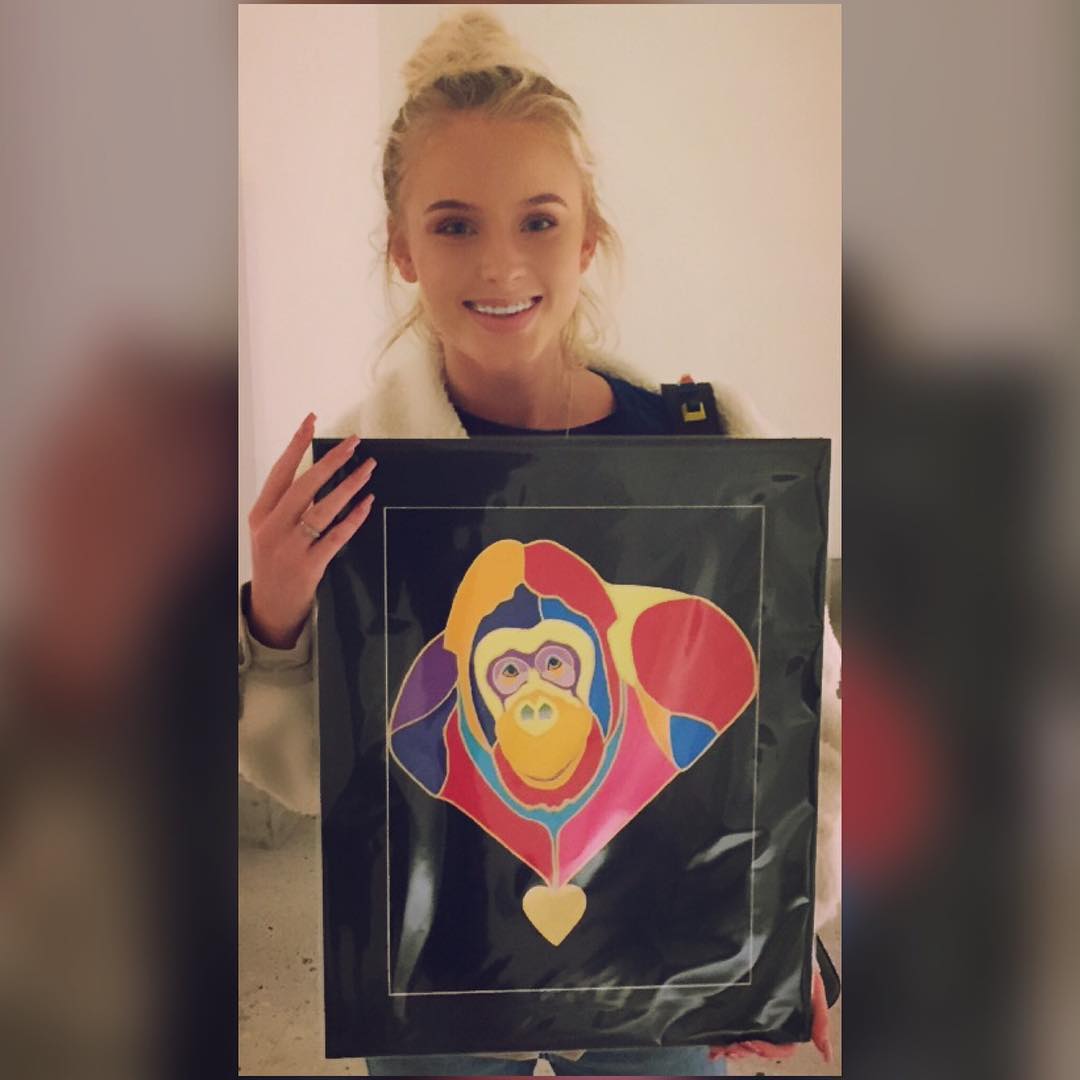 QueenZara4's tweet photo. .@ZaraLarsson posing with Tania Oliveira art.
Credit: https://t.co/iDjjcZUdaI
#QueenZ #Art #GoldenHeartProject https://t.co/yEcXuAWdgP