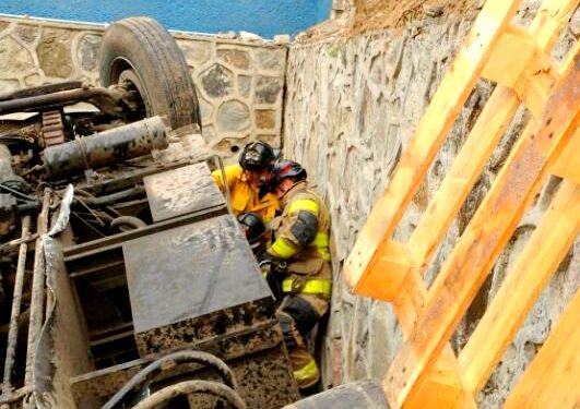 Policías y Bomberos de Tijuana atendieron un accidente hoy donde falleció un conductor tras volcarse en una ladera en colonia Valle del Sur.