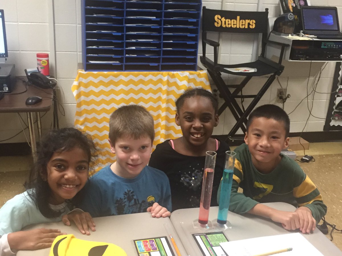 SwagDogs122's tweet photo. Science fun! We added food coloring to hot water and cold water to see how long it would take to disperse. #Makinglearningfuneveryday https://t.co/ebRqz2rjOi