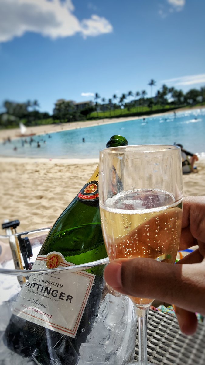 theluxtravelguy's tweet photo. #tbt @TaittingerUSA beach day is always #taittingertime especially with this Hawaiian backdrop @FSOahu @FourSeasons #champagne #Travel https://t.co/gs3UT4dqbR