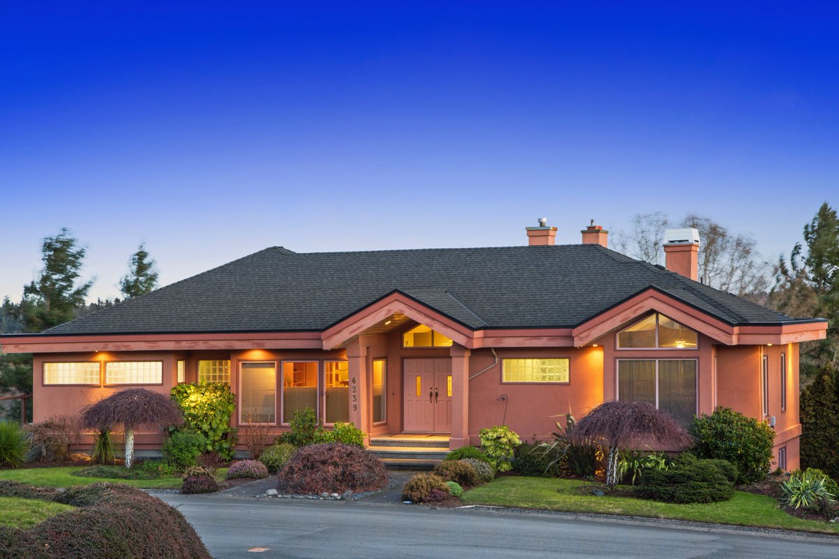 NEW LISTING-Custom Built Lakehill Home. Chef's kitchen, SE deck w/views 1-bed in-law suite. OPEN HOUSE Sat/Sun 1-3pm
mavrikoscollective.com/listings/4239-…