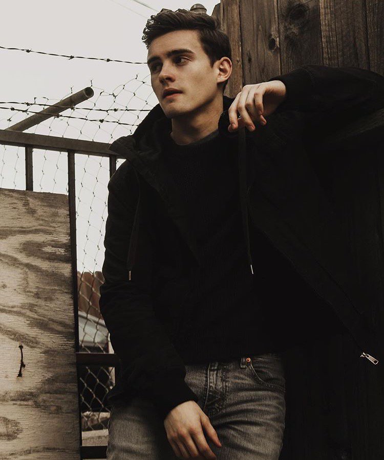 FVNGLESS's tweet photo. Who could blame your boyfriend for staring? 

I'm hot. https://t.co/8dfp45XByq
