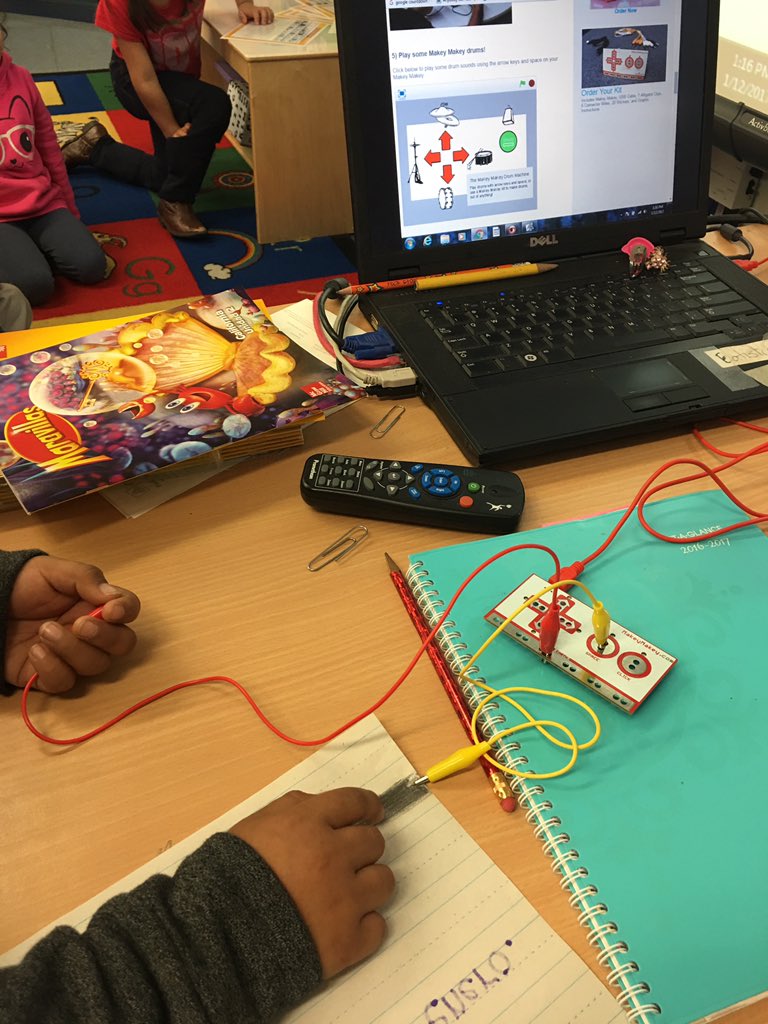 kinderCUE's tweet photo. Learning how to work Makey, Makey. We created sound w scissors, pencil markings & paper clips #kindersteam #kindermake #csforkinder #make https://t.co/UaLoGCr1s6