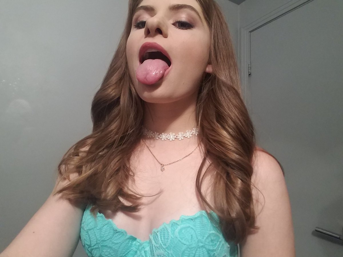 KittyEylul's tweet photo. Yarın İstanbul'a dönüyorum yuppi. Popo fotosu isteyenler RT lütfen... 👅👅👅 https://t.co/gsoLzCcEaY