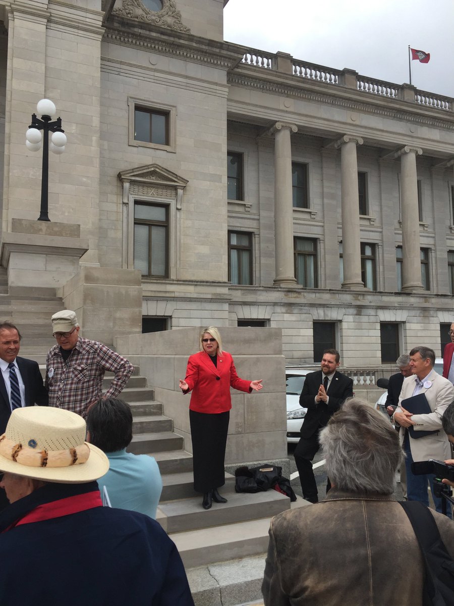 COSProjectAR's tweet photo. @Linda4Senate Thank You for your support! Great Day at the Capital with our patriots. #cosproject #arpx #articlev #arwx #cosprojectar https://t.co/0jshztBNs6