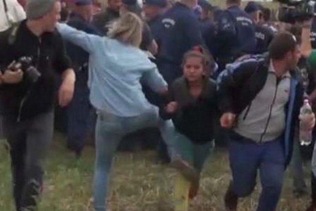 MexicoPost's tweet photo. Reportera #PetraLaszlo que pateó a migrantes en la frontera de #Serbia fue condenada a 3 años de cárcel condicional este día. https://t.co/ztXQmd3Uxp