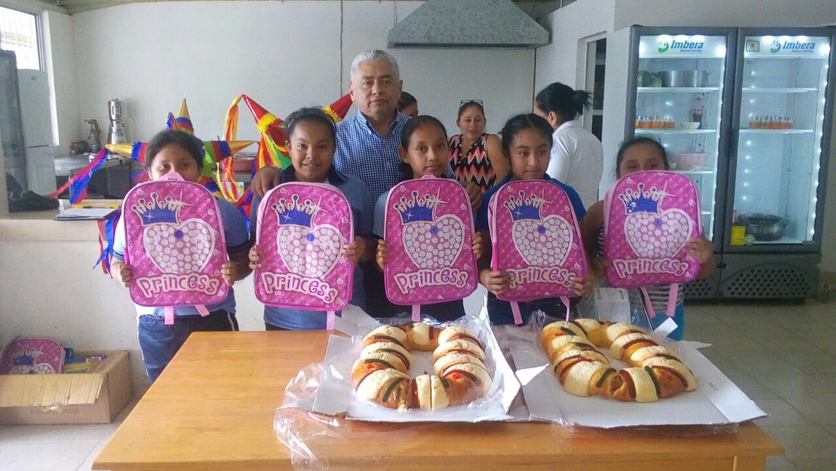 CDI_Tab's tweet photo. Los niños indígenas del Comedor @CDI_mx de Guatacalca Nacajuca están muy contentos @YucerPG les llevo diversión y regalos de Día de Reyes https://t.co/0qIsKzJ0He