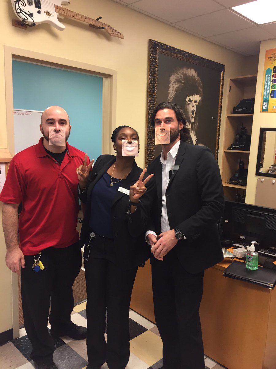 Latoria_Haynes's tweet image. Oh you no, just snapping pictures with our nose coasters lol 😂😂#slotsoffun.