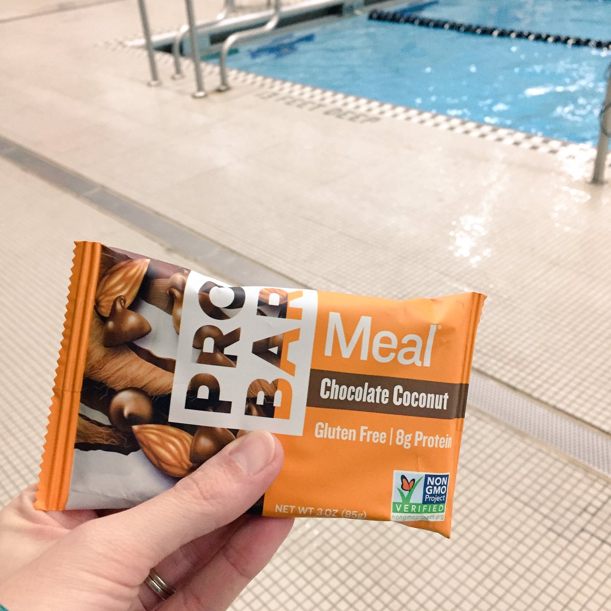 ANationOfMoms's tweet photo. Healthy dinner on the run while the kids are in swim practice. #swimteam #fueledbyprobar #yum #simplyreal https://t.co/Sag4Gpkfk2