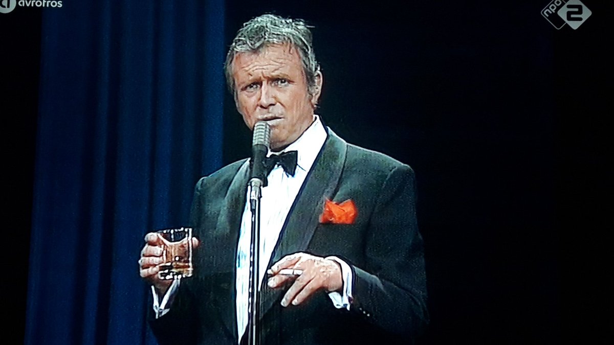 Je show doen met sigaret in de hand.  Mooi beeld!  #toon