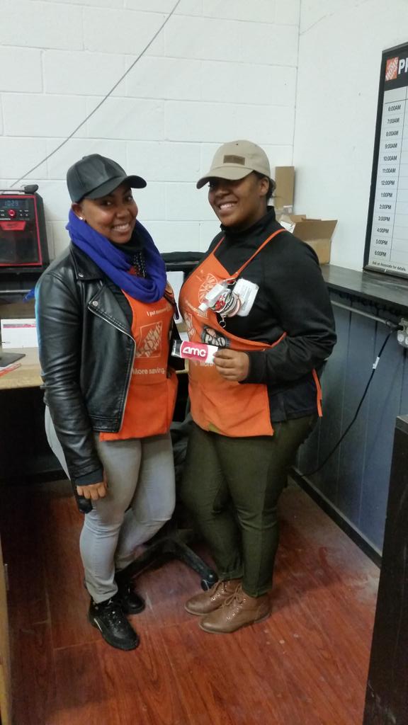 CrystalMarie049's tweet photo. Look at our PRO Desk!! Helping drive leads 😎💸🙌. Thank you ladies!! #1007 #PacNorthProud #AMCTICKETS https://t.co/xTmbWJGPux