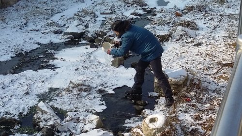 새벽에 내린 눈으로 하천수 채수를 하려고 하니 정말 미끄럽네요 그래도 도전!!

#성남시 #중원구청 #환경위생과에서는 청정한 하천수질관리를 하기 위하여 

하천수채수를 실시하였습니다.

"많이 춥네요 감기조심하세요😀🤣"