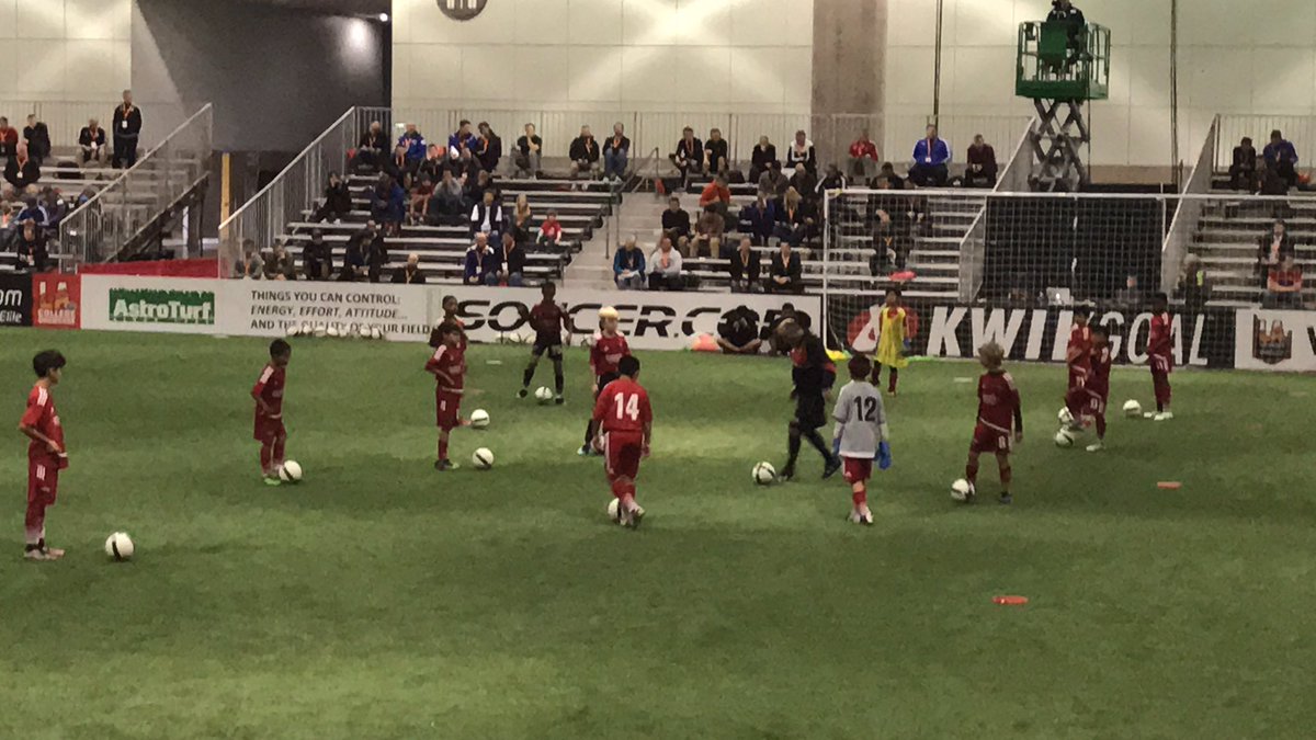 Andy Martino from <a href="/SouthamptonFC/">Southampton FC</a> and <a href="/SFC_Foundation/">Saints Foundation</a> doing his session on forward passing with 8-10 YO here at the #NSCAALA @SSUBAfootball